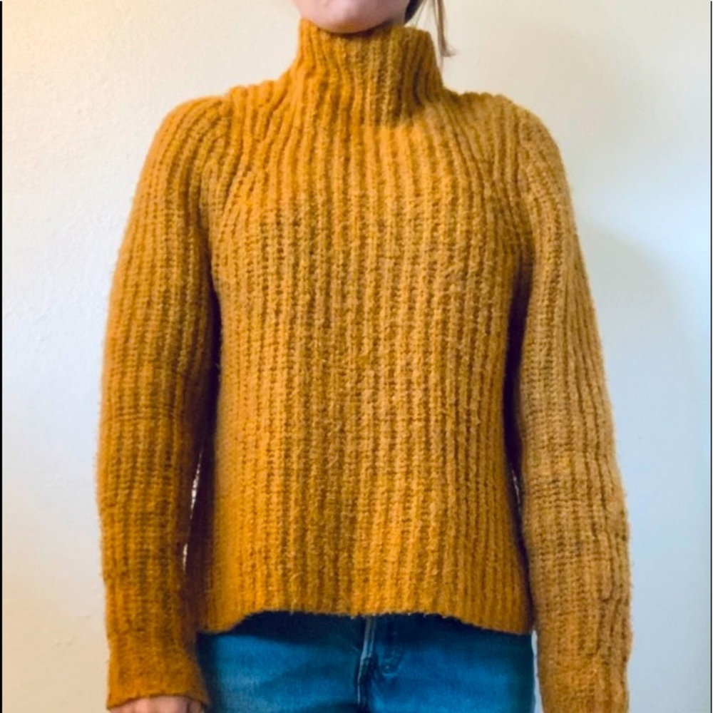 ✨ mustard yellow turtleneck sweater ✨ S ✨